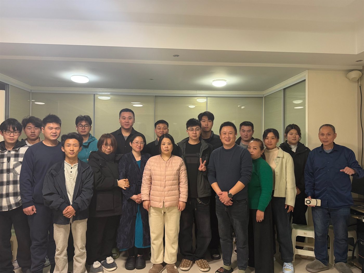 华艺绣花培训中心 2025 年学员留影：集体合影