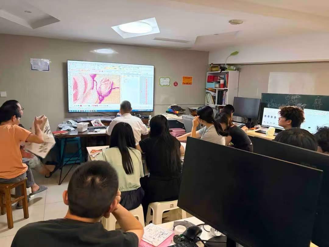 华艺绣花培训中心 2026 年学员留影：课堂实拍