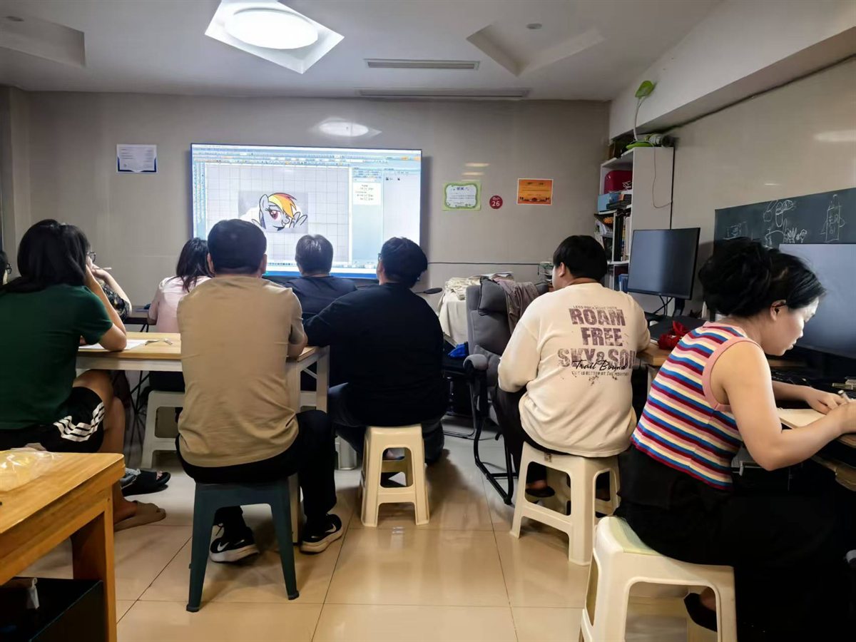 2026 年学员留影：学员在电脑前练习打版